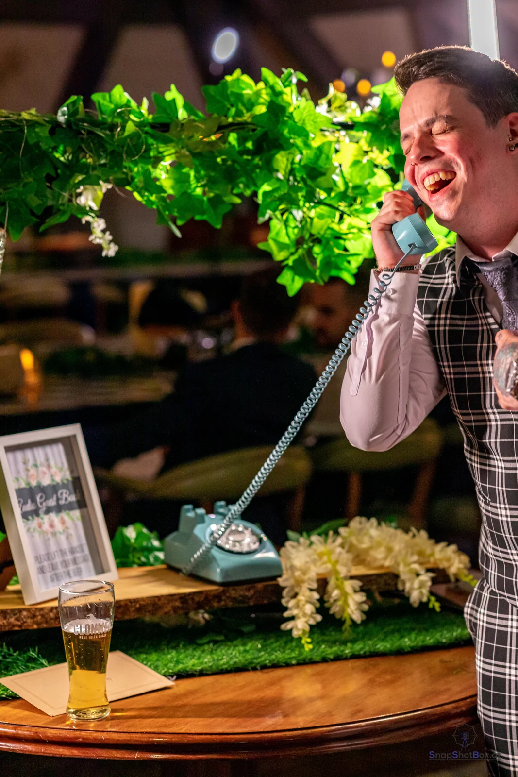 Retro-Telefon bereit für die Sprachnachrichten der Gäste