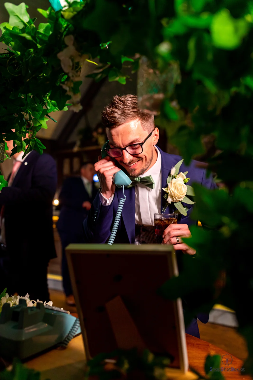 Retro-Telefon als Gästebuch mit Dekoration bei einer Hochzeit